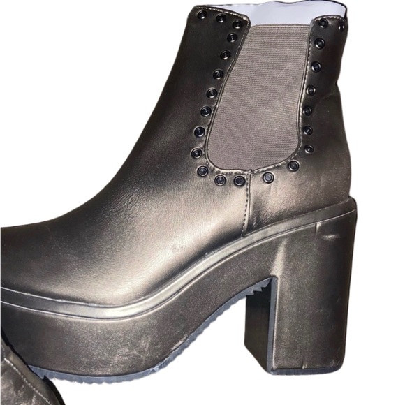 NWOB-  Metallic Pewter Platform Ankle Booties - Picture 5 of 8